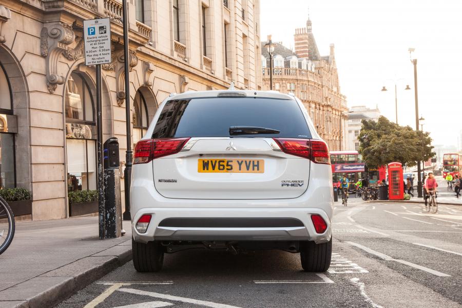  Mitsubishi Outlander PHEV 2015 года  (UK) (фото 9 из 31)